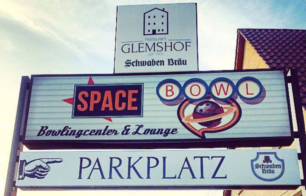 Schilder Restaurant Glemshof, Space Bowl und Parkplatz