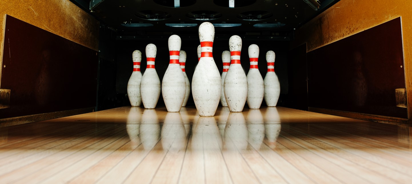 ten-white-pins-bowling-2022-02-04-02-42-29-utc Urh. ASphotostudio