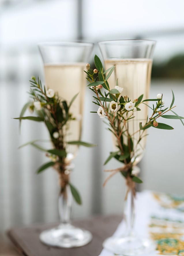 zwei festlich dekorierte Champagne-Gläser